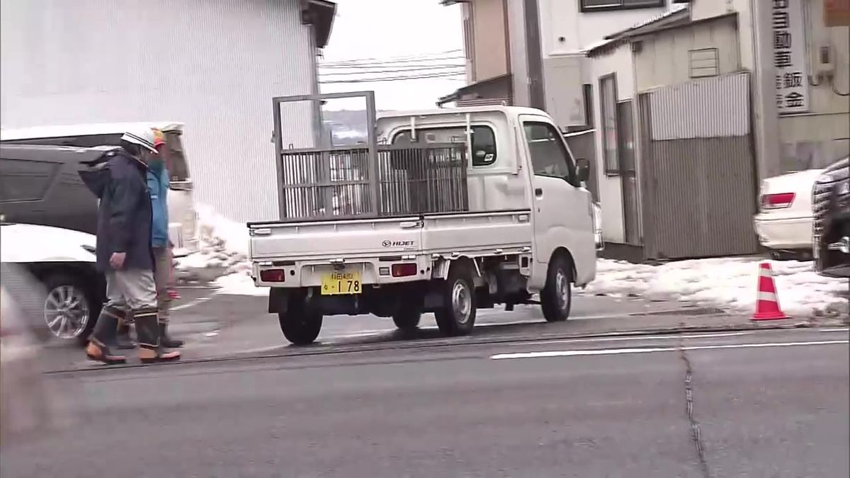 秋田市の自動車整備工場にクマ“居座り”か