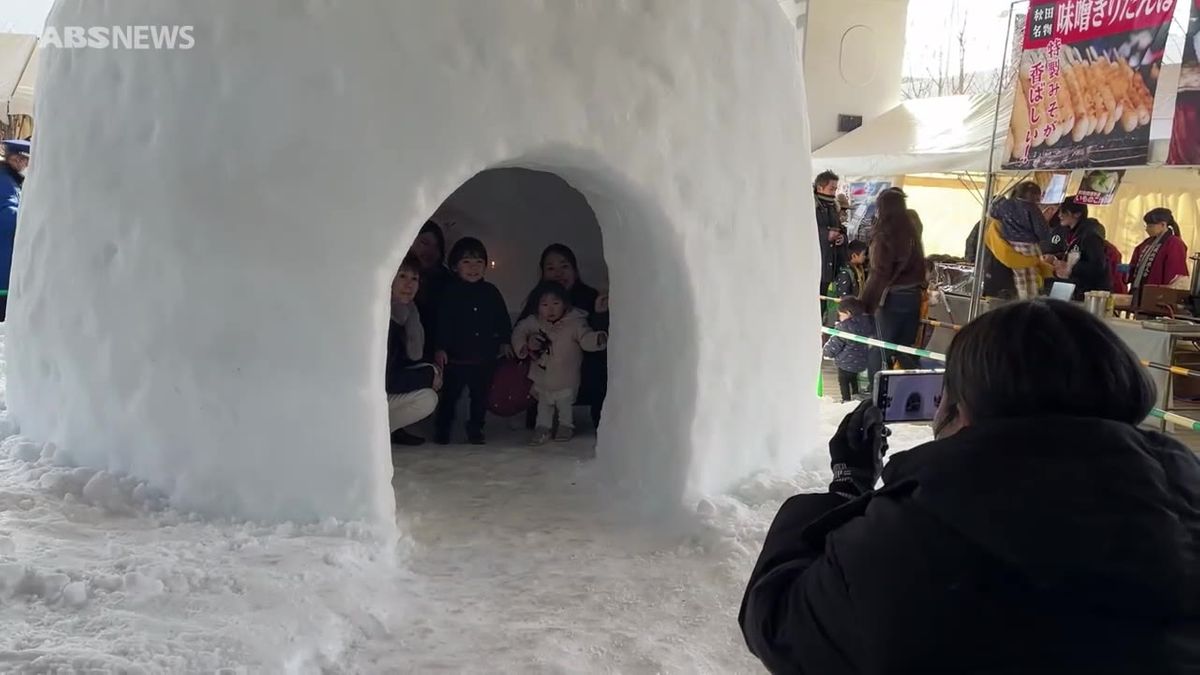 冬の秋田の魅力をPR　大阪・伊丹空港にかまくら登場