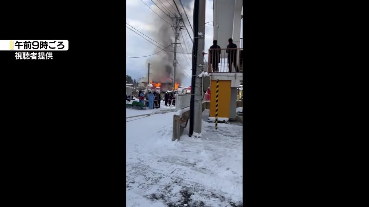 大館市の中心部で火事　住宅1棟を全焼　JR花輪線2本に遅れ　けが人なし