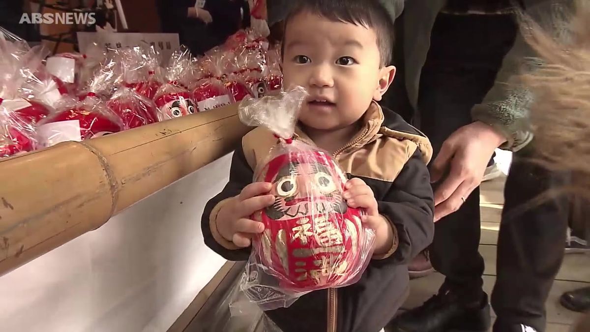 だるま祭り　願い込め多くの参拝客