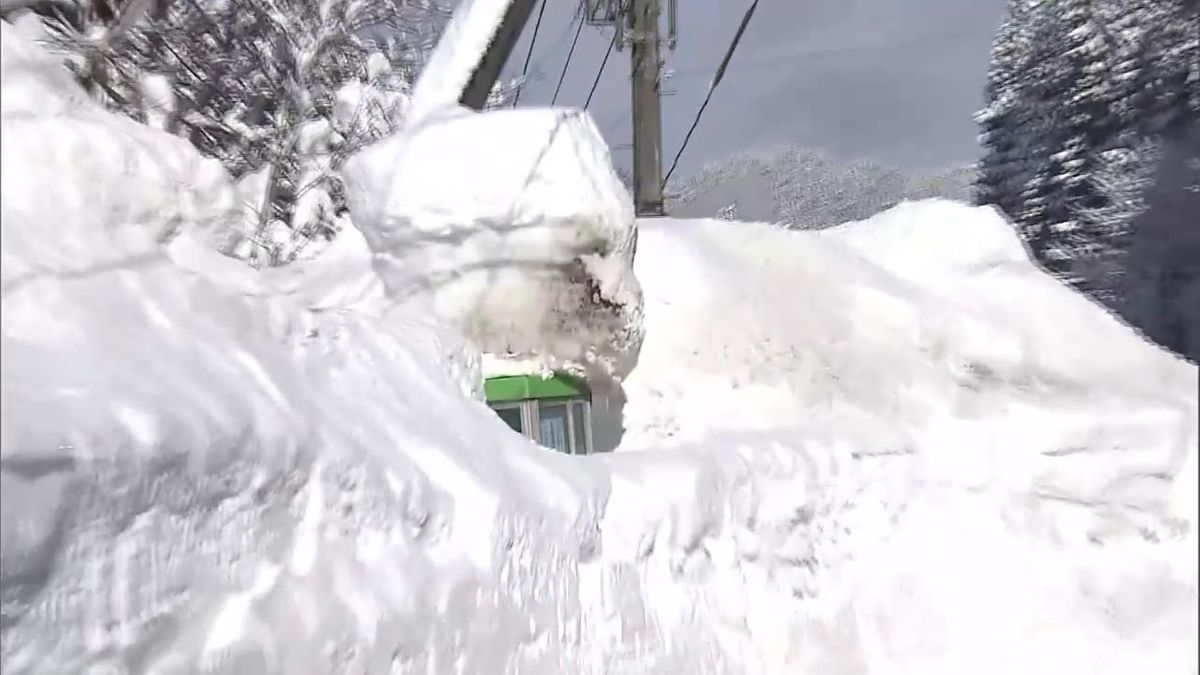 大雪で電話ボックスや標識もすっぽり…あす以降は気温上昇