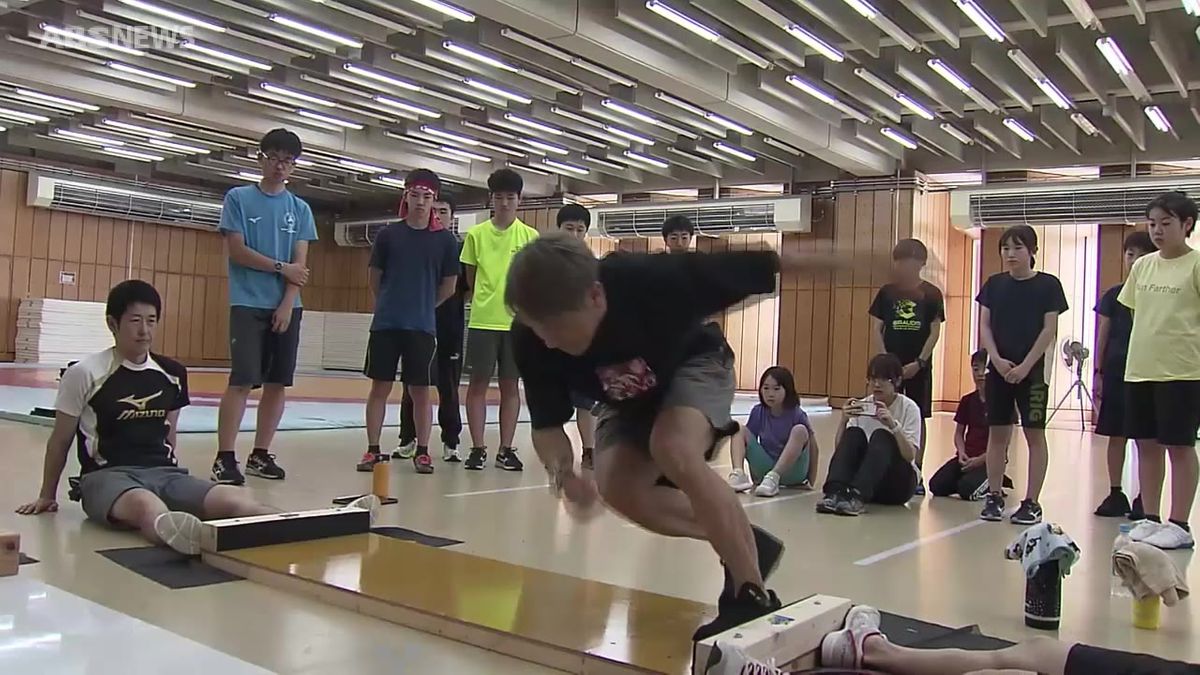 スピードスケートメダリストの加藤条治さん　秋田の子どもたちにトレーニング方法を伝授　「基本をおさえて」
