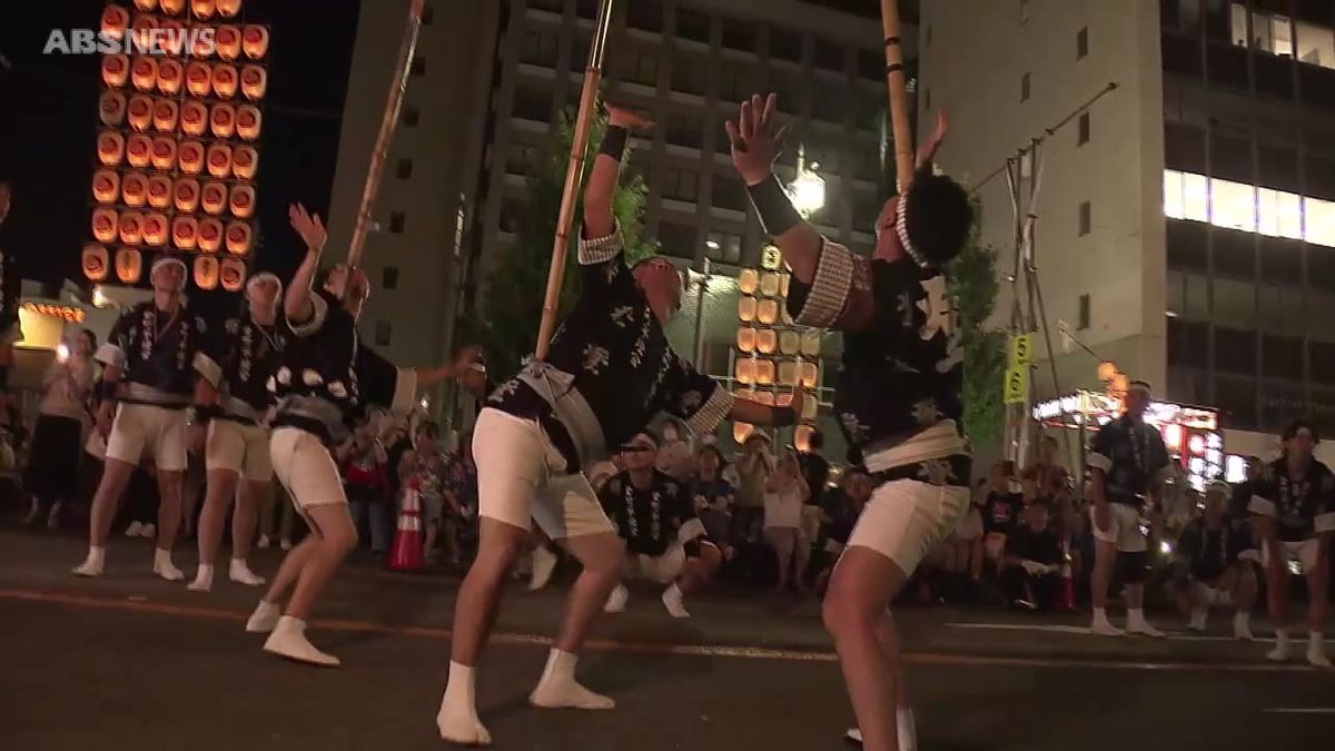 竿燈開幕　夏の夜空彩る　