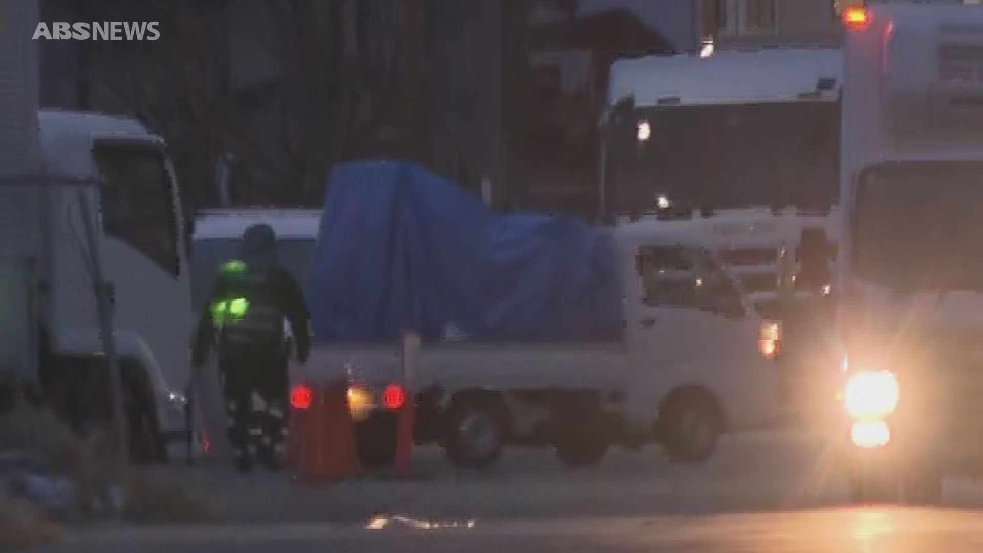 映像あり】捕獲したクマを搬出 卸売市場の倉庫内に約28時間とどまる