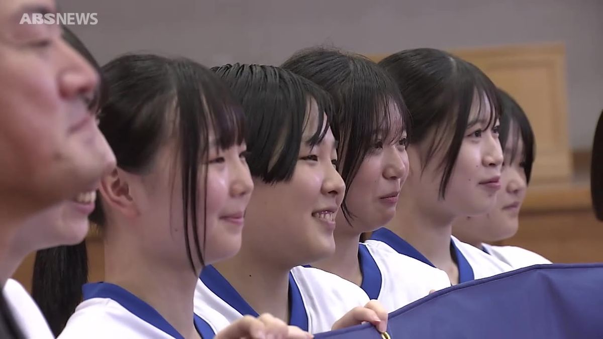 "昇格"後初勝利へ心強いプレゼント　西目高校女子バスケ部に初勝利と活躍を願う横断幕