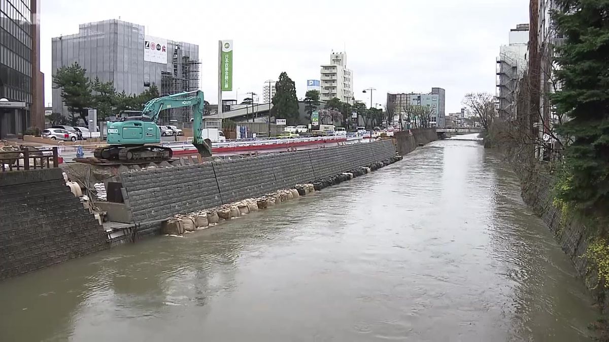 秋田市の旭川沿いの県道　12日から対面通行に