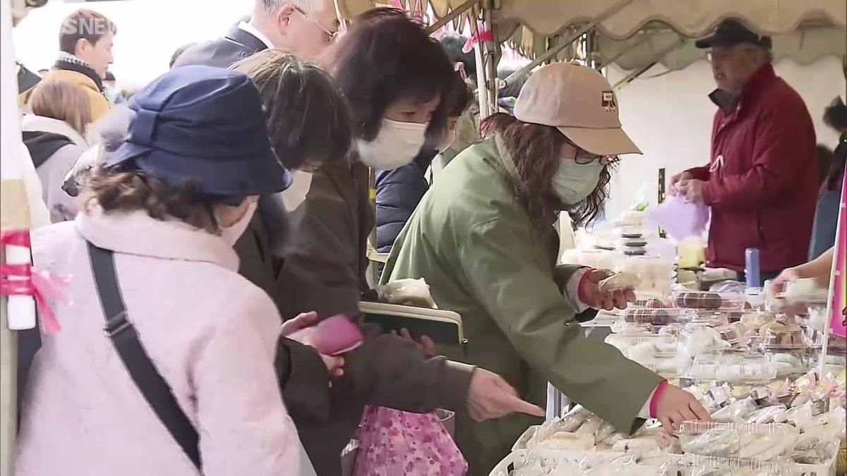 バター餅特産の北秋田市で「もちっこ市」 大勢の人でにぎわう