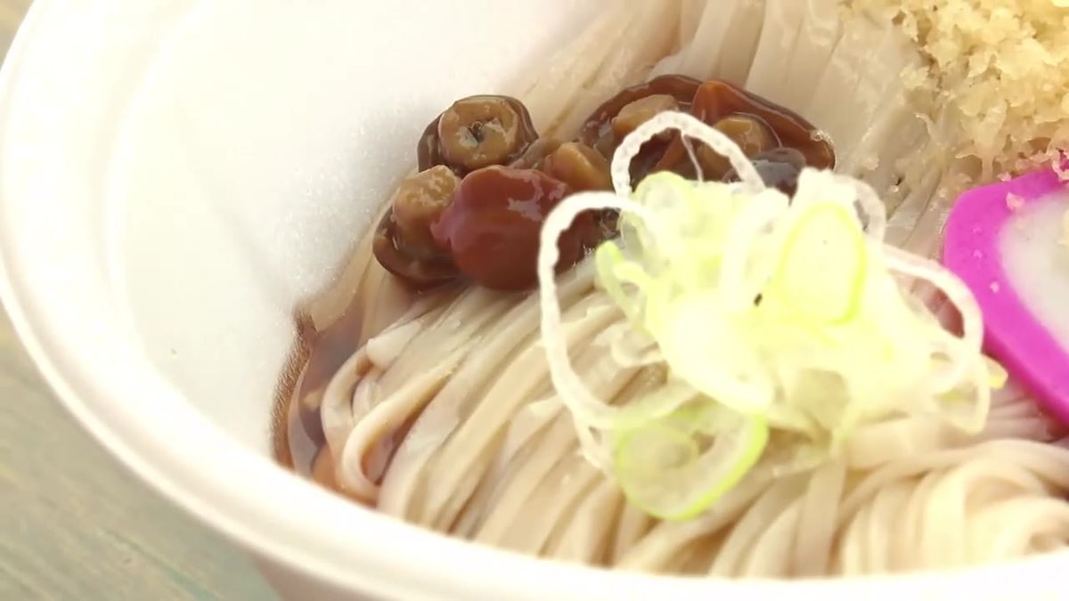 食べ比べを楽しむ人でにぎわう　うどんエキスポ