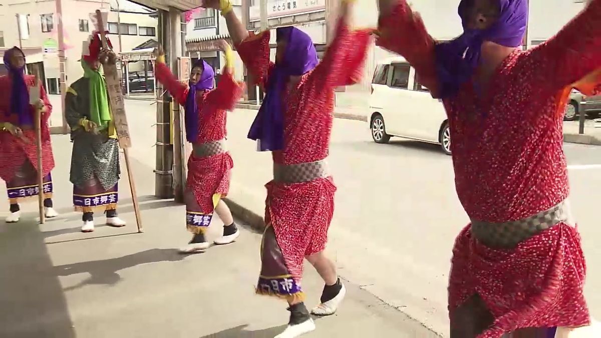 独特なリズムで町に活気　願人踊り