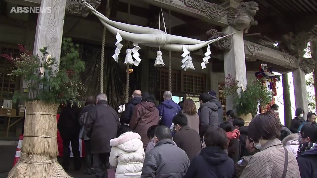 初詣客　太平山三吉神社は4年ぶりに10万人超