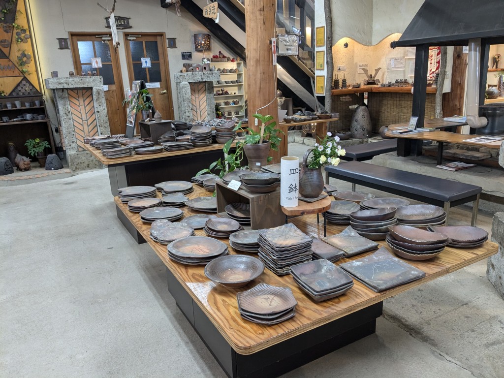秋田で初めての販売会を開催 40周年を迎える青森の津軽金山焼 深みの