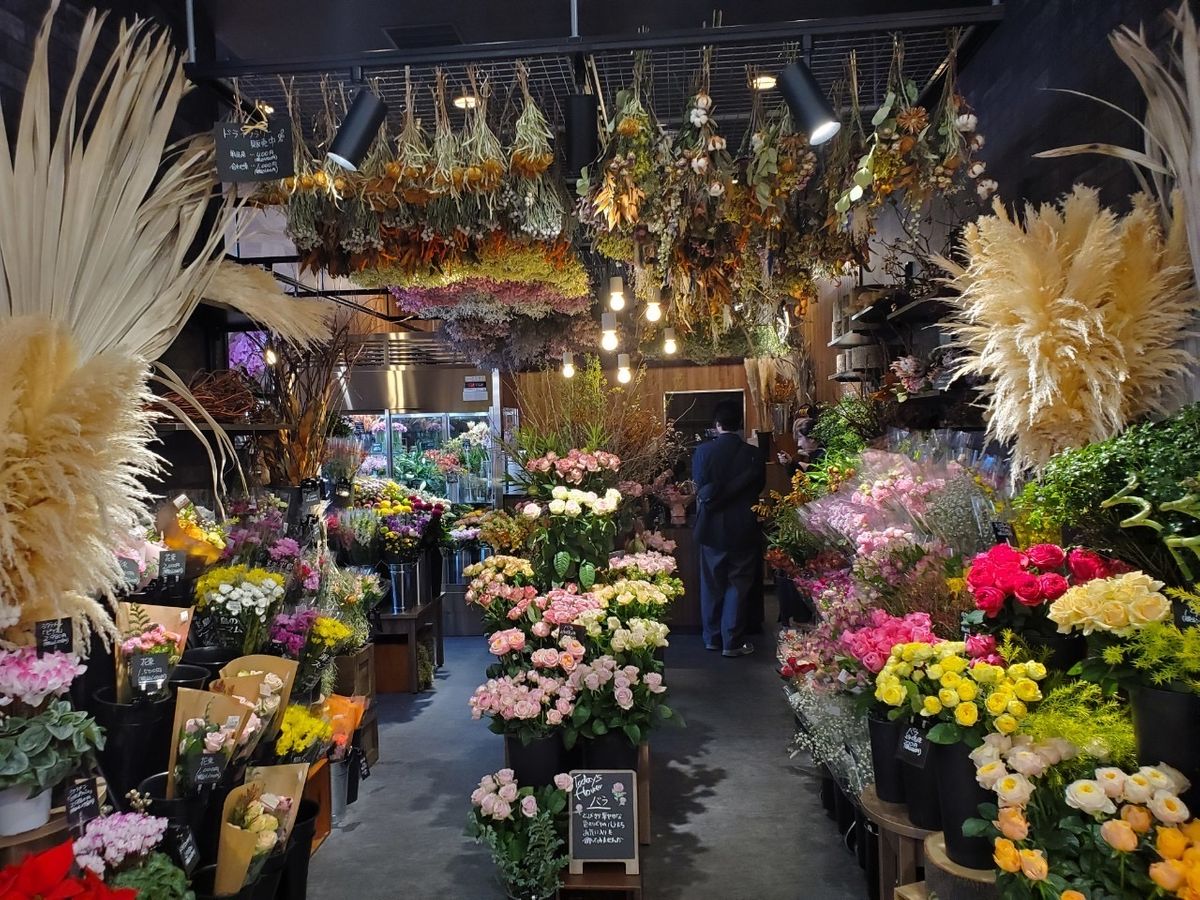 大手スーパーが“花の販売”を強化！青果センターに切り花加工の専用ラインを導入、高い鮮度・品質で需要に応える