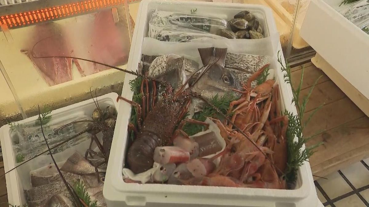 厳選された魚介類を箱詰め  「水炊きセット」の出荷最盛期　三重・尾鷲市