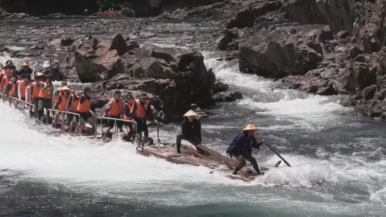 新緑の中 5.5km 1時間の渓流くだり 北山川観光筏下り 三重・和歌山県境