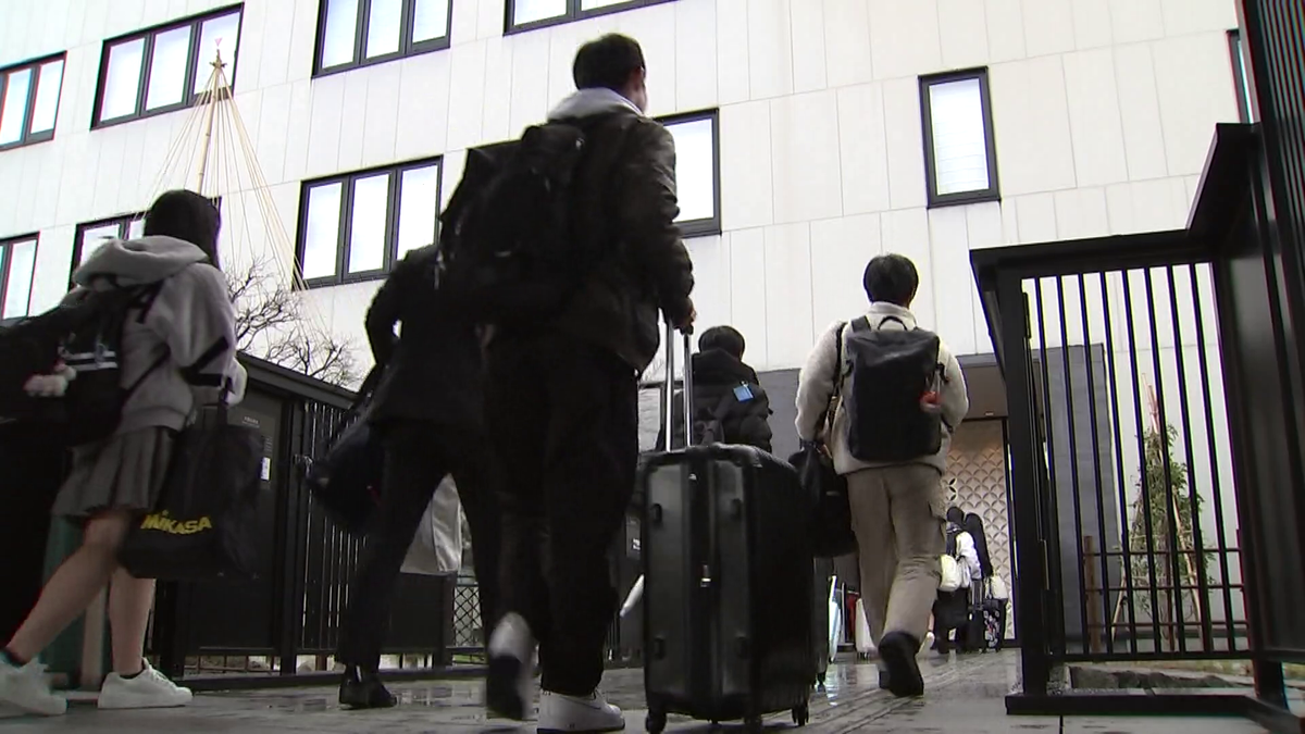 金沢市に集団避難する高校生たち