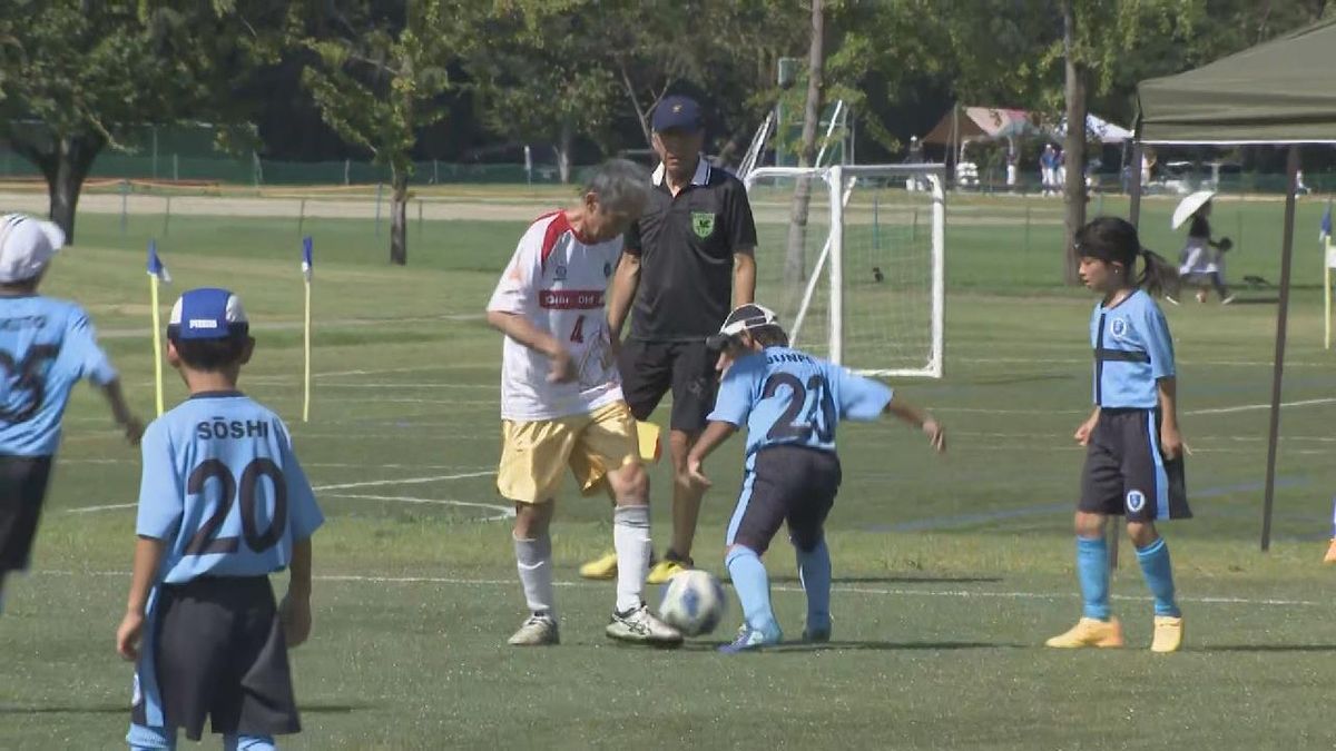 「敬老の日」　シニア×小学生がサッカー対決