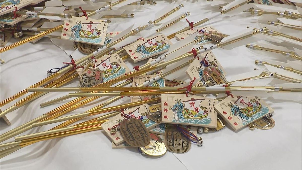 新年の縁起物　神社で「金の破魔矢」作り　岐阜・金神社