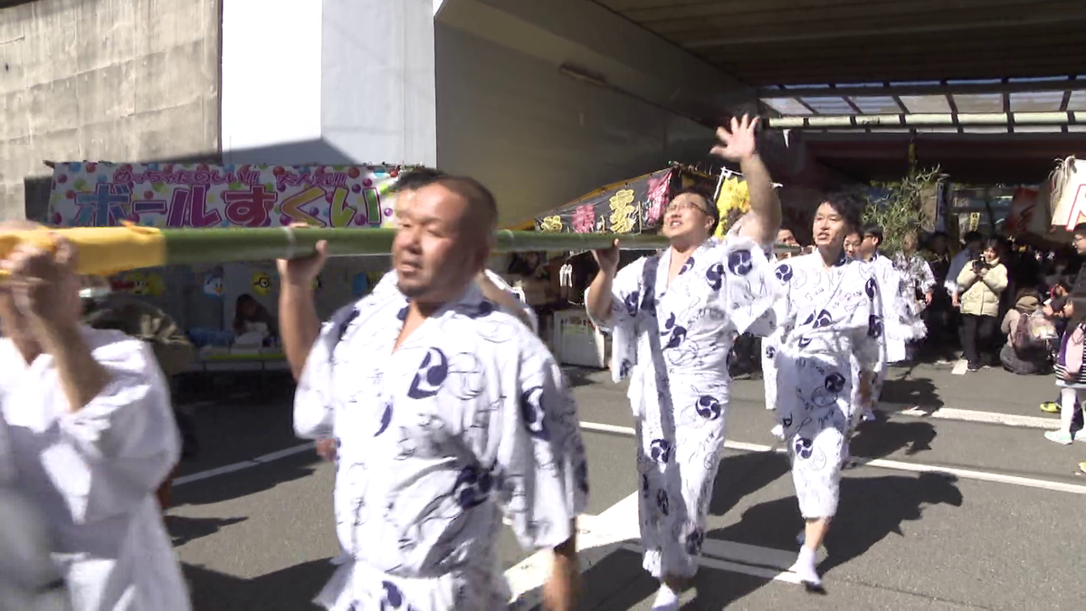 竹を担いだ男達が庄内川へ向かう