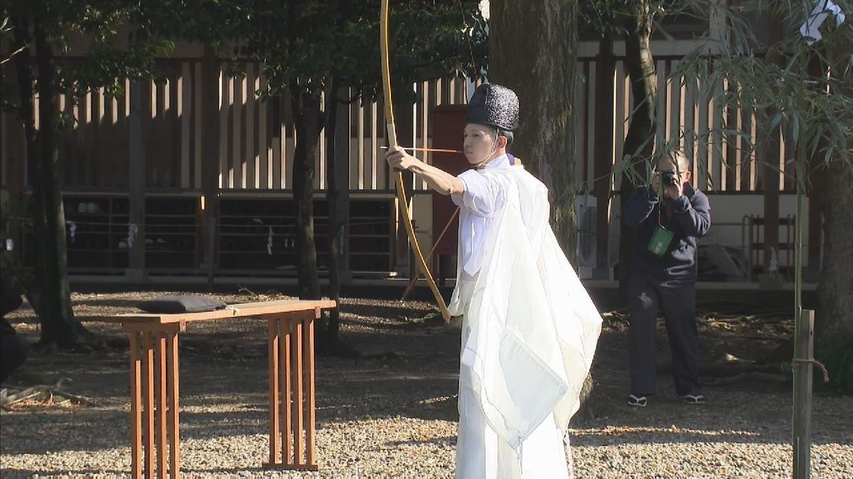 徳川家ゆかりの神社で「武者的神事」　的の割れ方で今年の吉凶を占う　愛知・岡崎市「伊賀八幡宮」