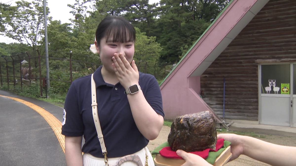 返礼品に驚く来園者たち