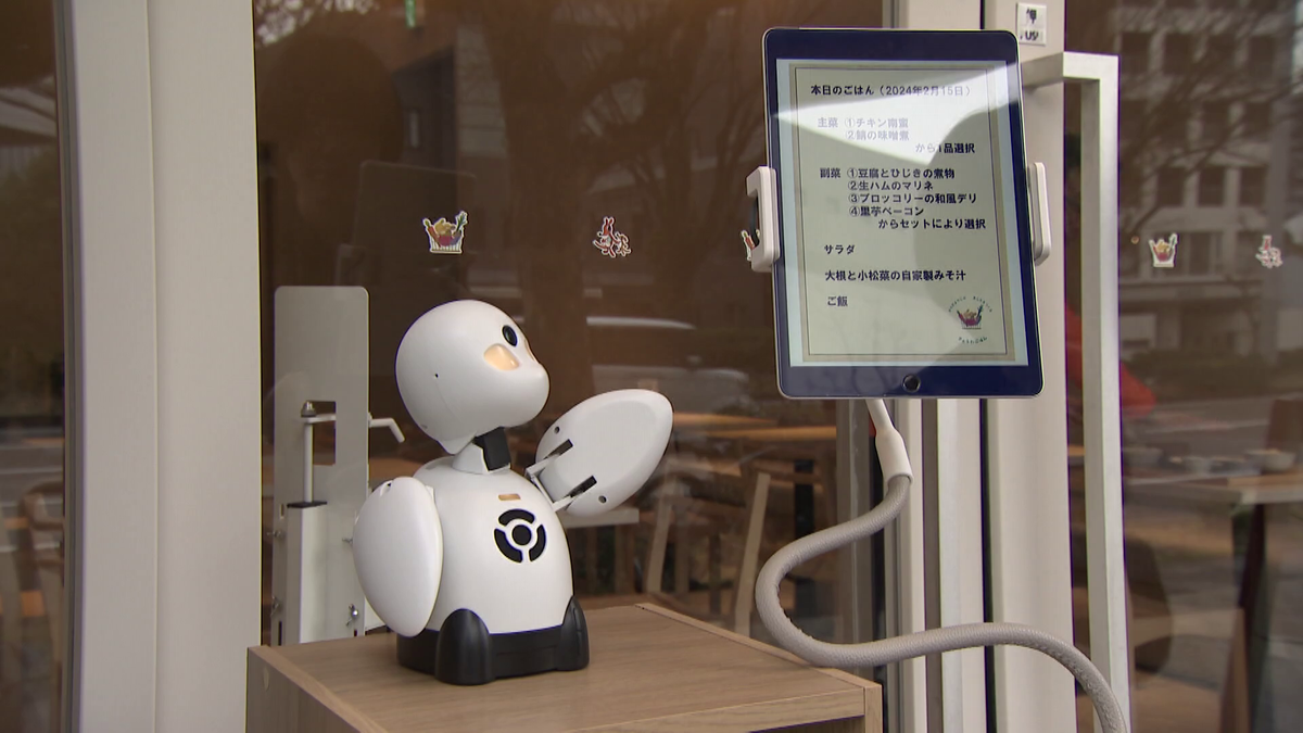 お客さんを店内へ案内するロボット