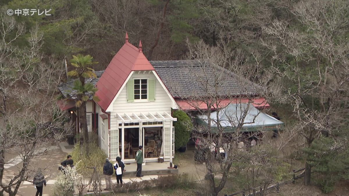 愛知万博で”唯一”今も残る建物 「サツキとメイの家」で小学生が“かまどご飯”を体験 「となりのトトロ」で描かれた暮らしを学ぶ ジブリパーク(愛知・長久手市)