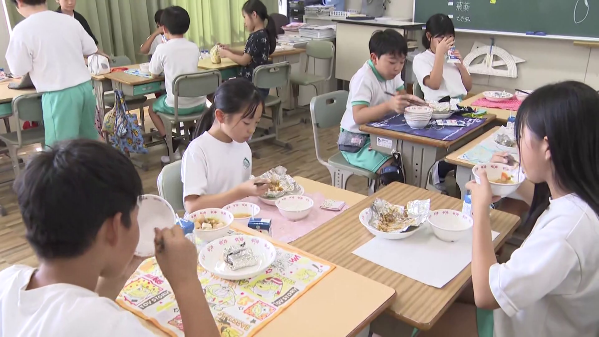 みよし市立緑丘小学校の給食風景