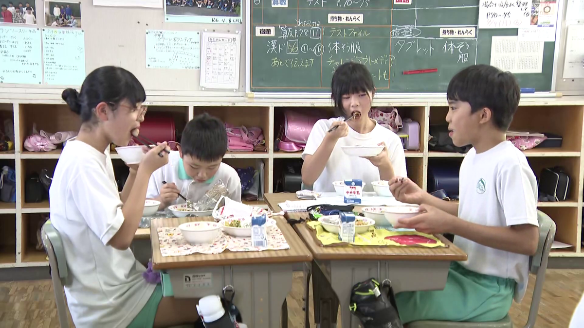 みよし市立緑丘小学校の給食風景