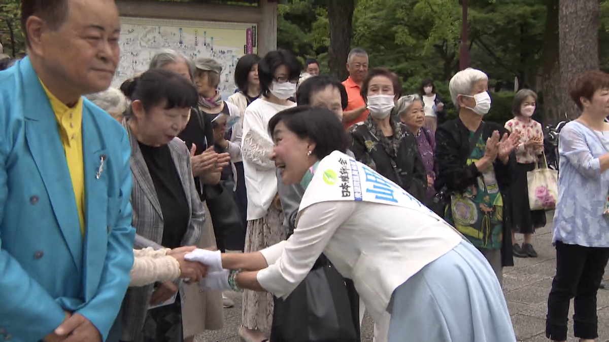 支援者と握手をする前職・岬麻紀氏