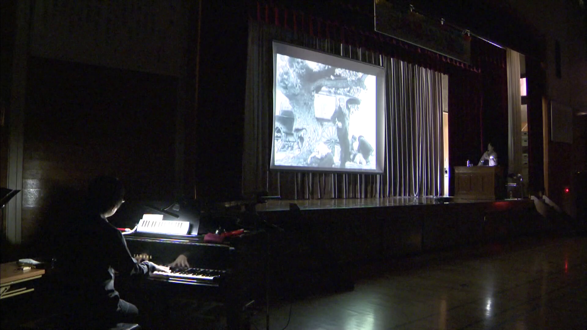 巧みな語りと音楽で無声映画を彩る！100年前のスーパースター“カツベン”が小学生たちを魅了　岐阜・高山市