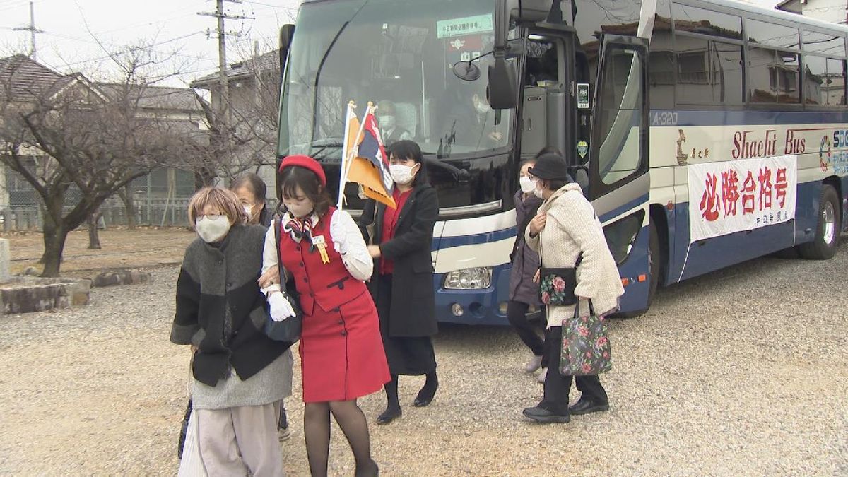 受験生の家族がバスツアーで名古屋市内の神社を回り合格祈願　「必勝合格号」