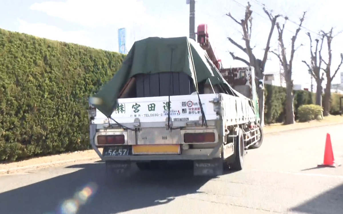 トラックに載せられ、九州へと旅立っていく巨大岩塩