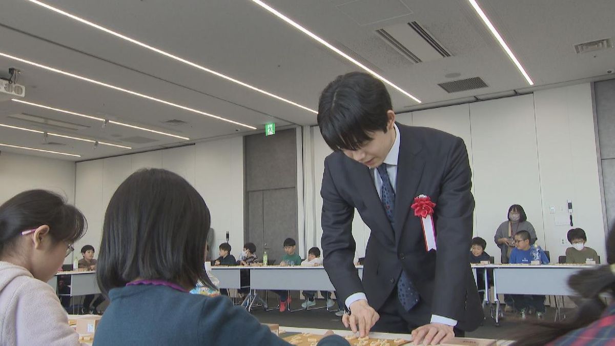 小学生100人が将棋・藤井七冠に挑戦　名古屋・中村区