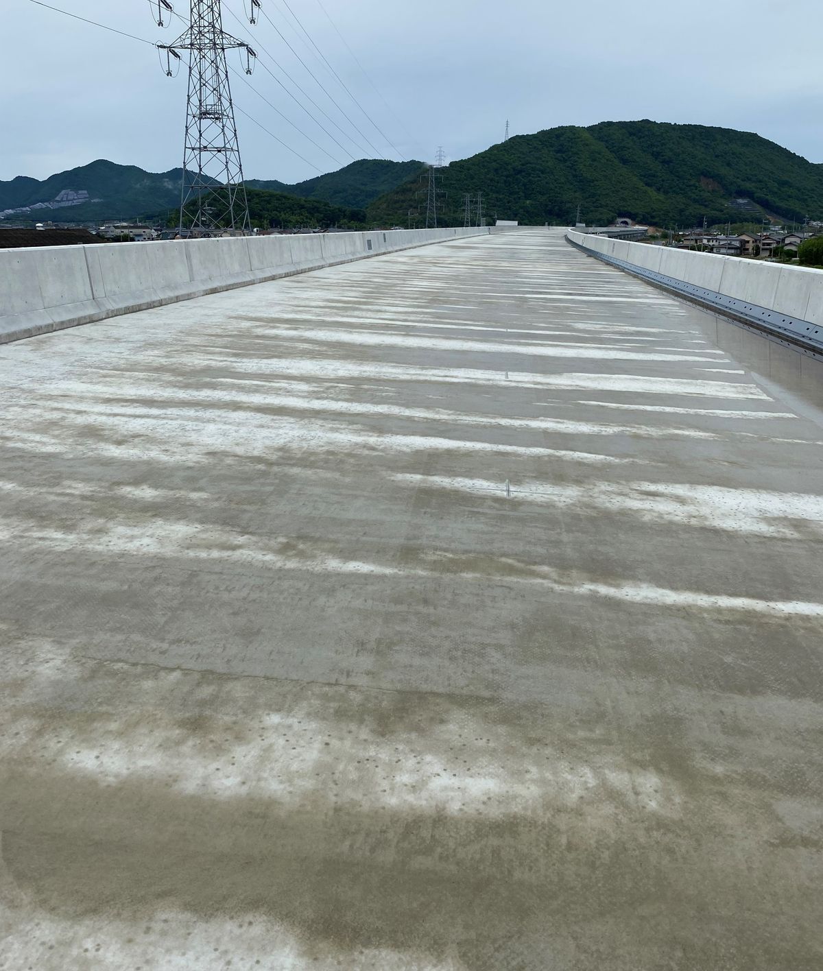 開通前の高速道路に子どもたちが夢を描く「こうそくどうろにおえかきしよう」　東海環状道の工事現場で開催