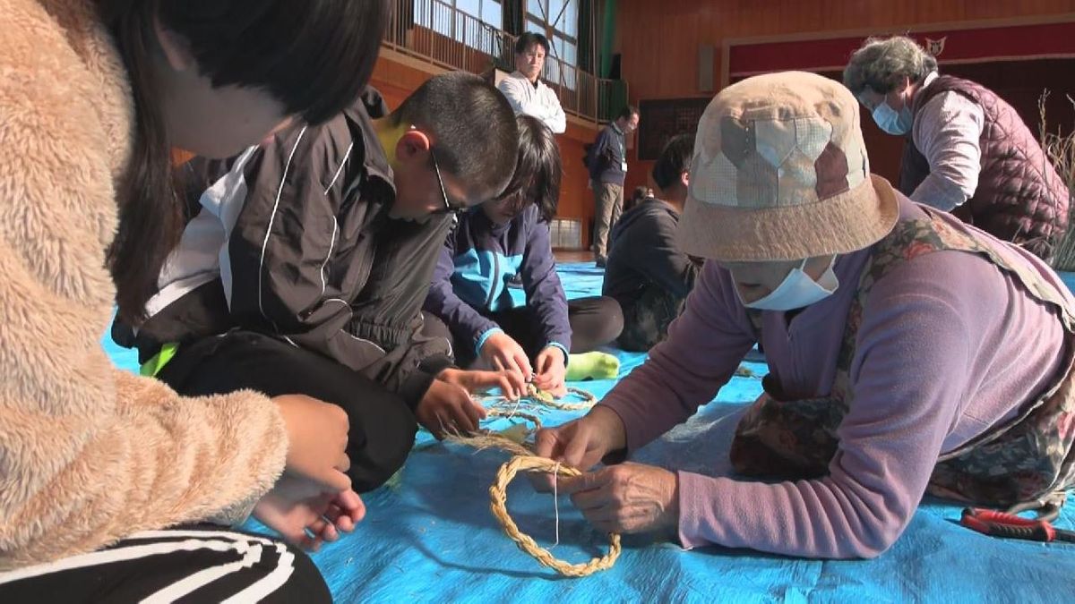 児童が「しめ縄」作り　伝統文化を学ぶために２０年前から授業の一環で　三重県尾鷲市の小学校