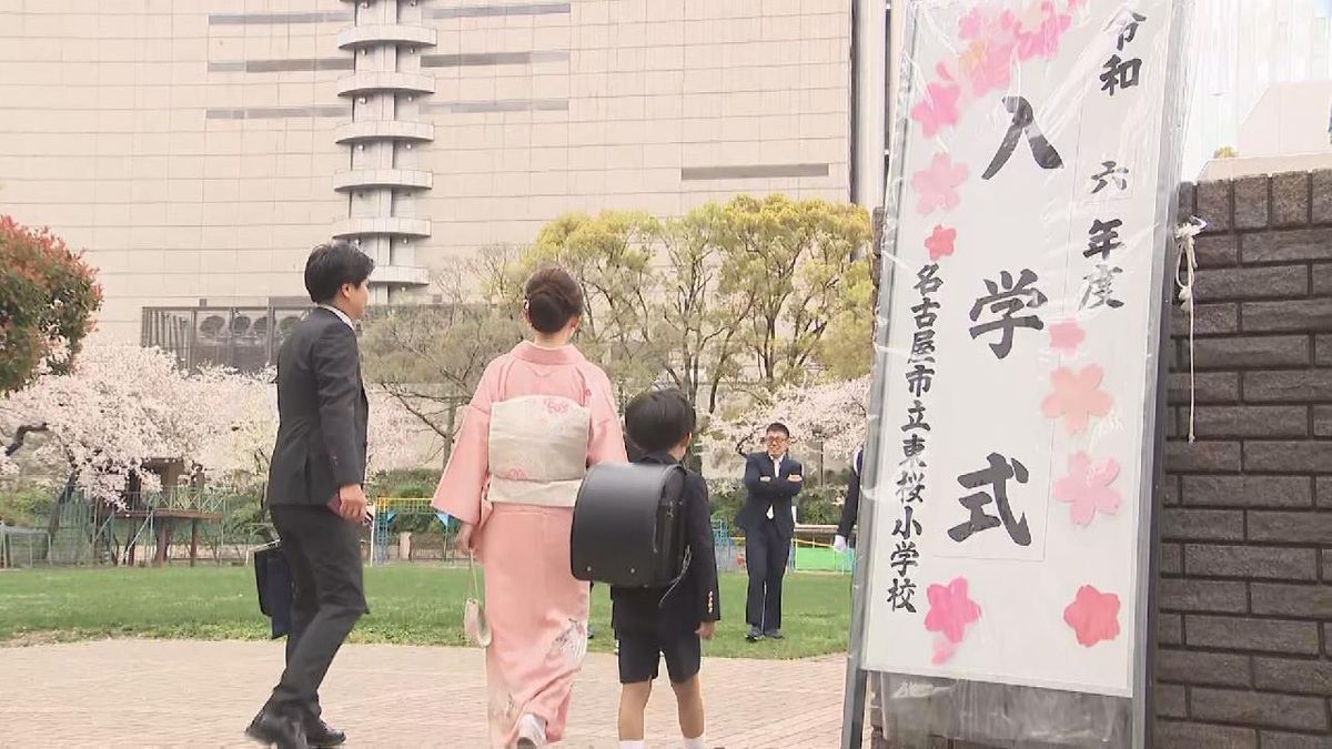 満開の桜のもとで　名古屋市２６１の公立小学校で入学式　