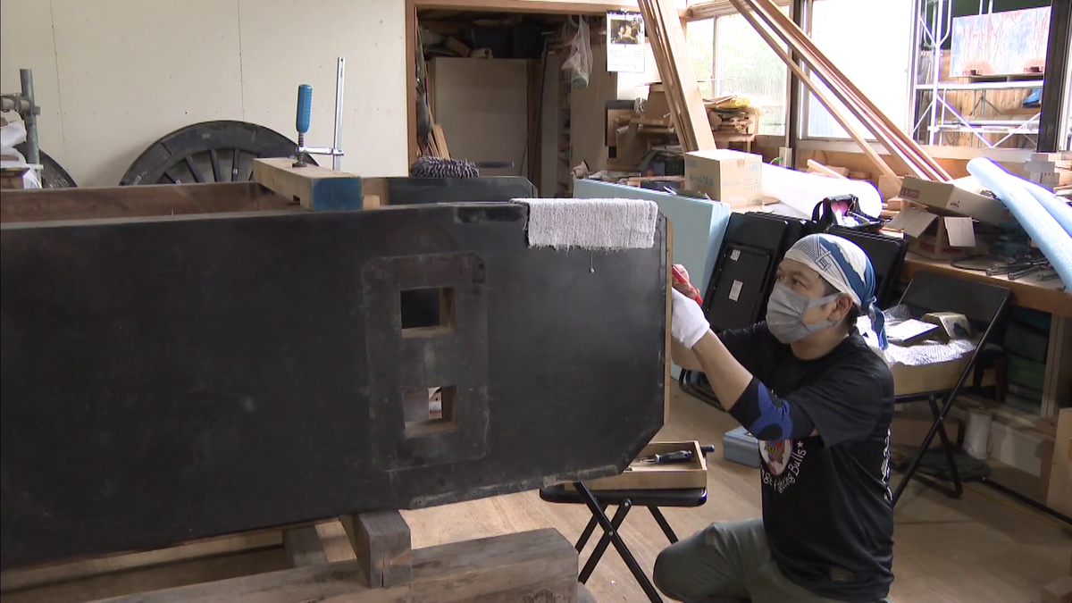 手作業で金具を取り外す錺職人の不破さん