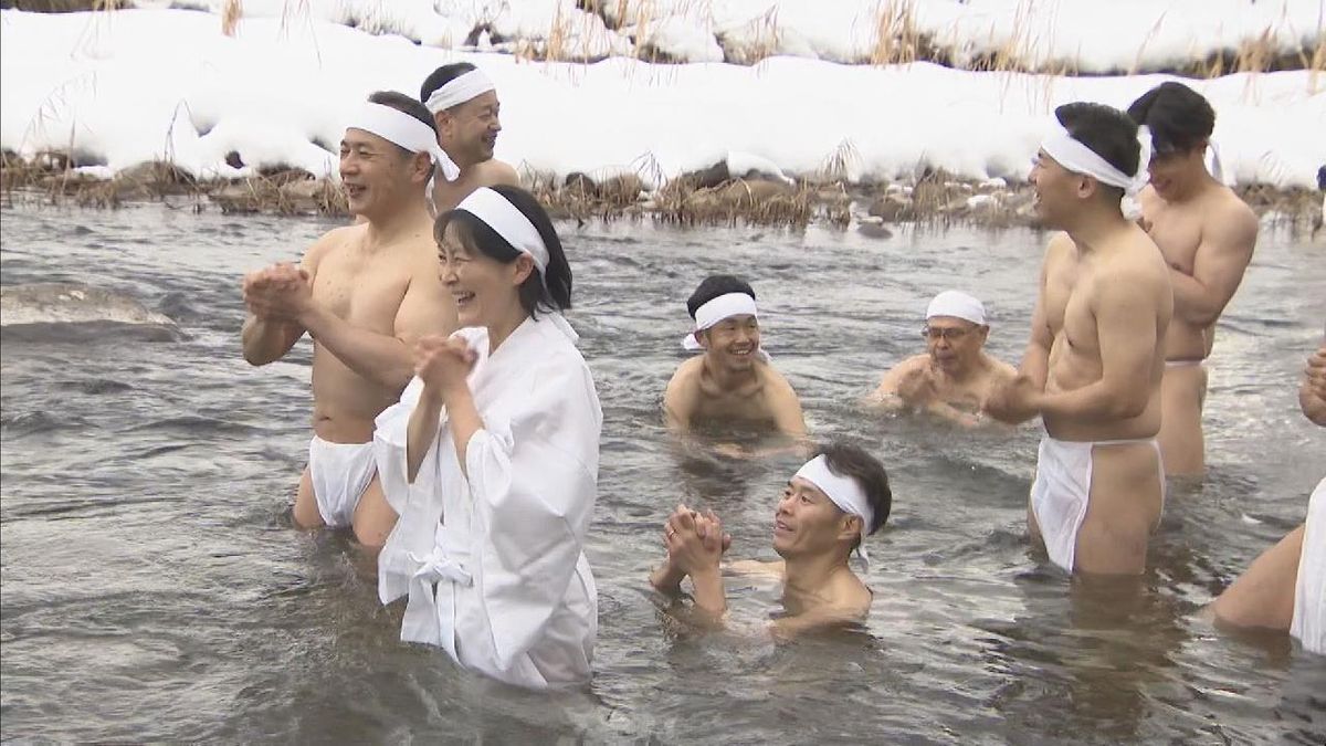 「みそぎ神事」　冷たい川で１年の汚れ落とす　岐阜・高山市