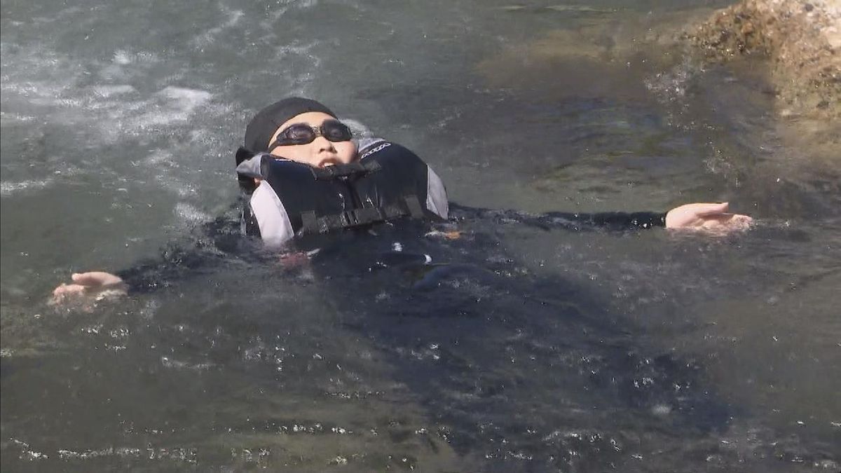 水の事故から身を守る「着衣水泳」学ぶ 岐阜・下呂市の小学校
