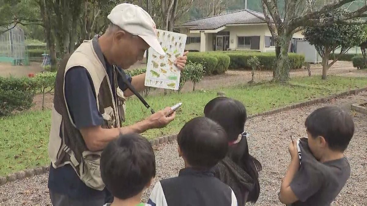 自然の面白さを学ぶ　小学生が公園で体験学習　三重・紀北町