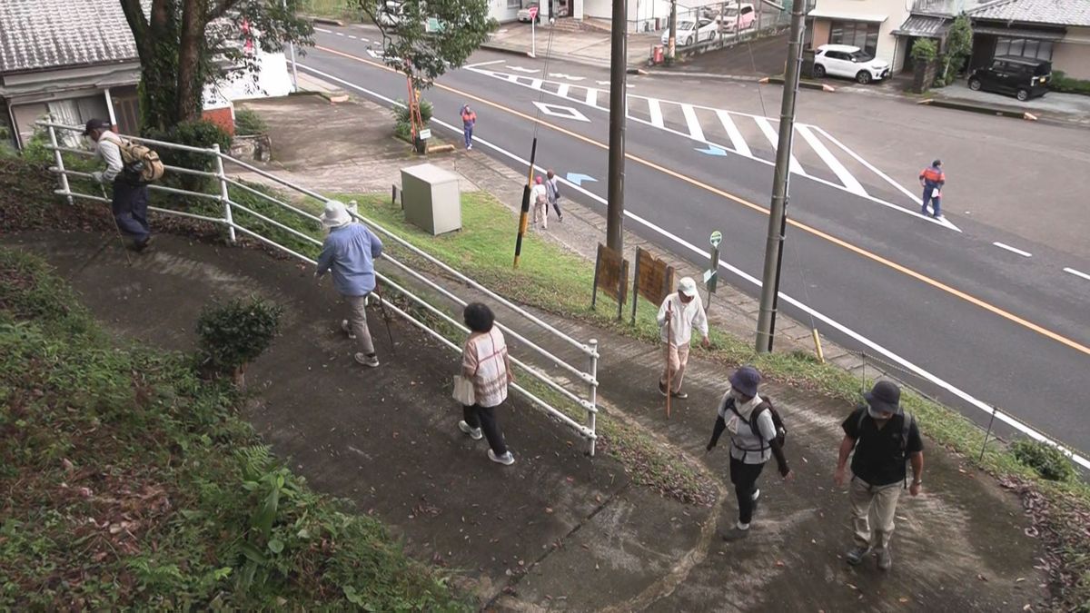 大津波から命を守る　海抜46メートルの高台への避難訓練　三重・紀北町