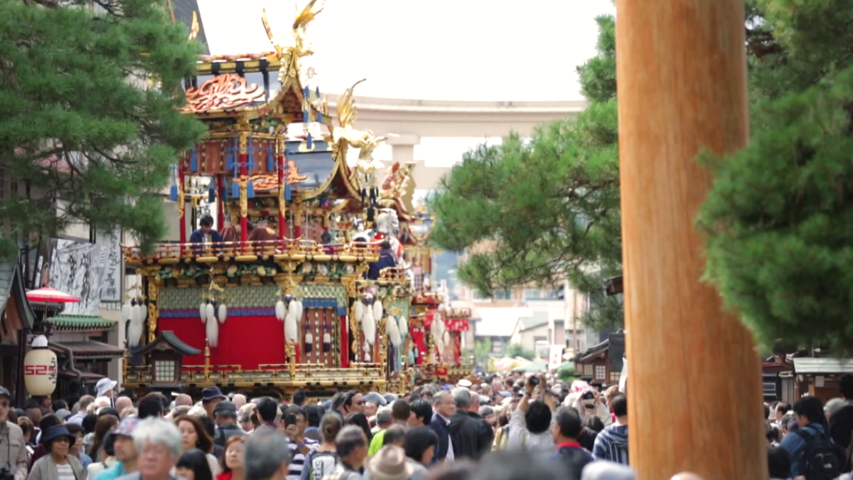 高山祭の豪華絢爛な屋台