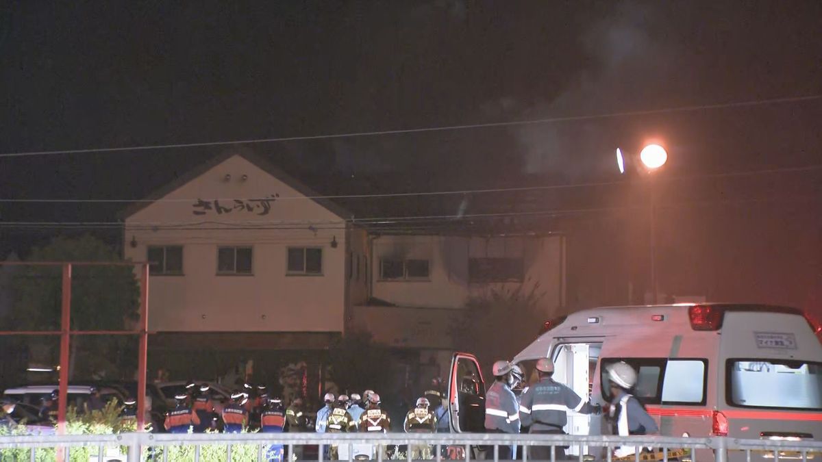 放火か「ガソリンをまいている」110番通報...焼け跡から2人の遺体 岐阜・本巣市のケーキ店兼住宅