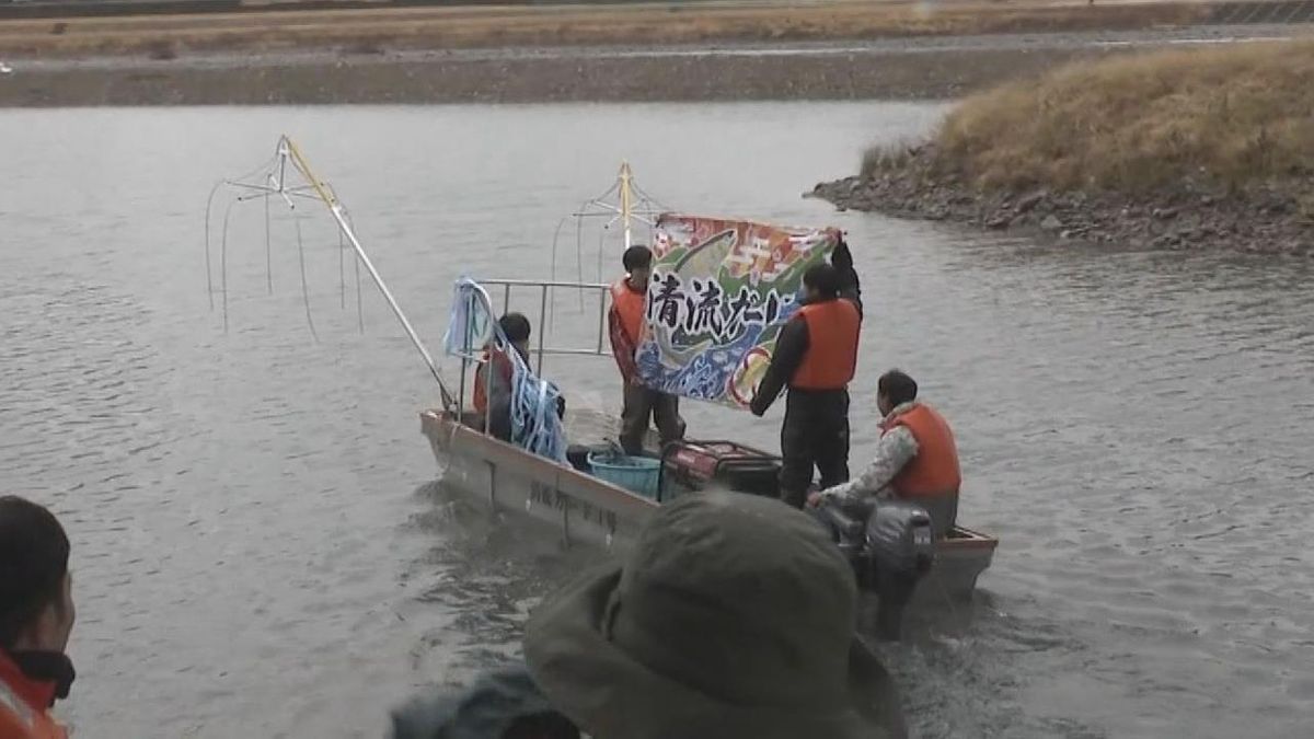 長良川のアユを守る　「コクチバス」対策の電気ショッカーボート出陣式　岐阜