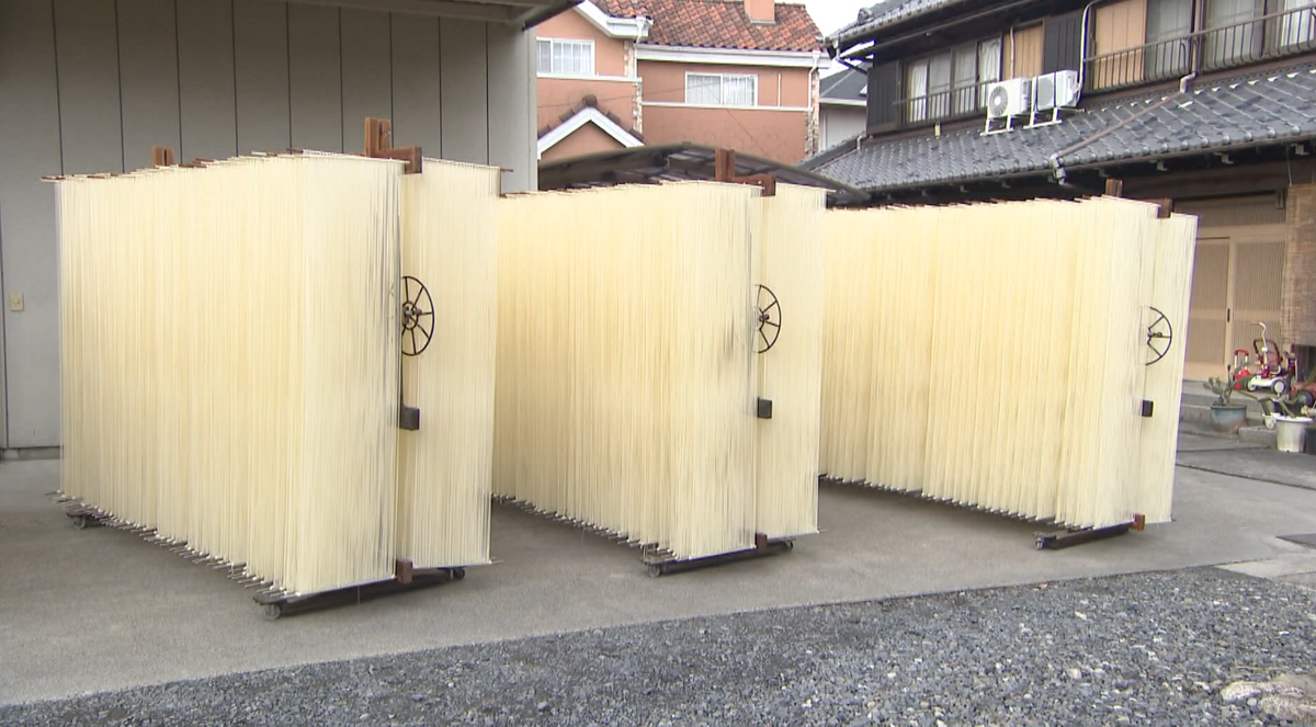 そうめんを屋外で干す「かどほし」の工程