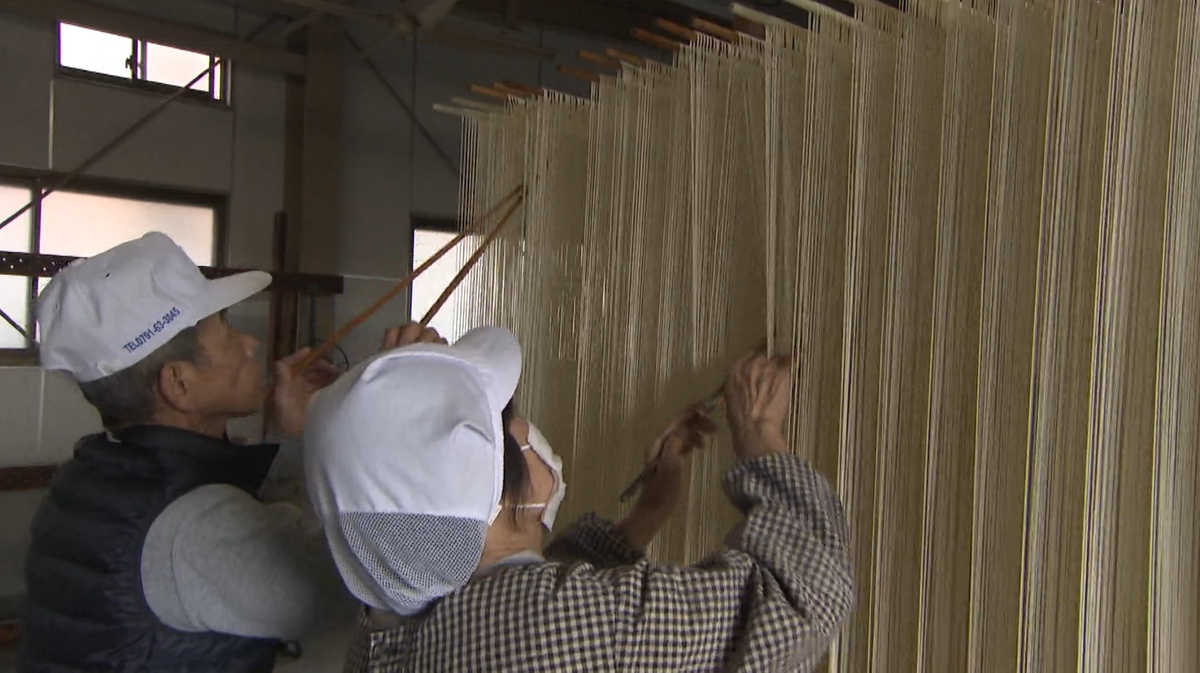 麺がくっつかないように、菜箸で麺の間を広げる