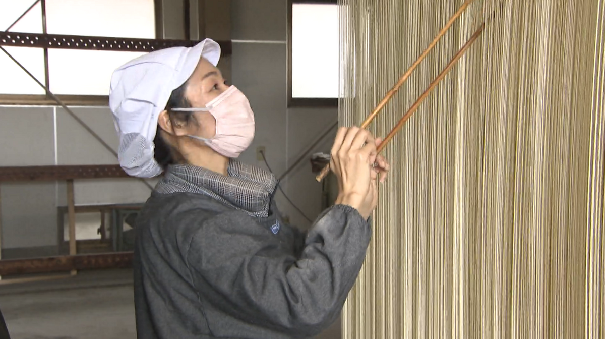 麺と麺の間を菜箸で開ける香織さん