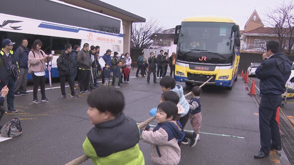 子どもたちが重さが約１５トンあるバスと綱引き　ウォーキングイベント
