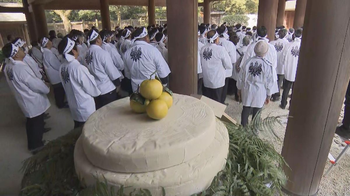 熱田神宮に大鏡餅を奉納　重さ約400キロ・直径約1.5メートル