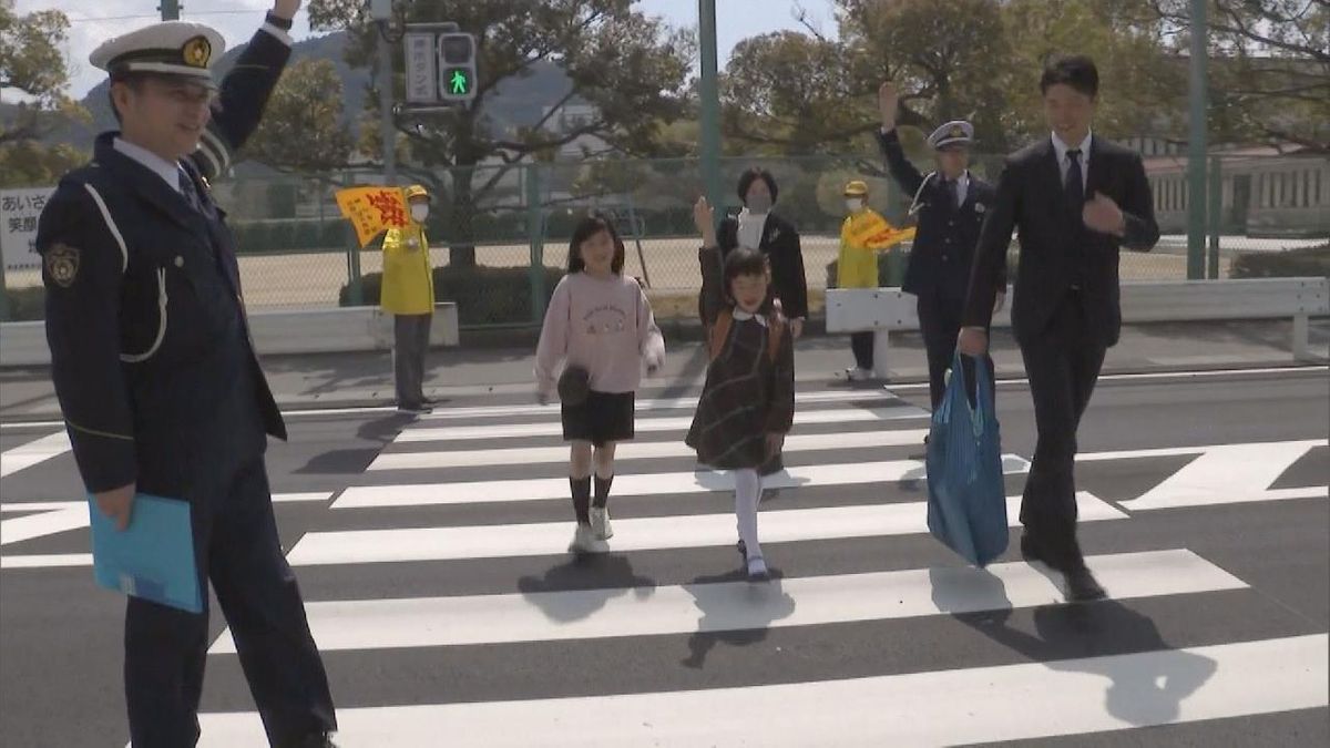 ｢左右確認して手を上げて｣　警察官らが新1年生に交通安全指導　岐阜市